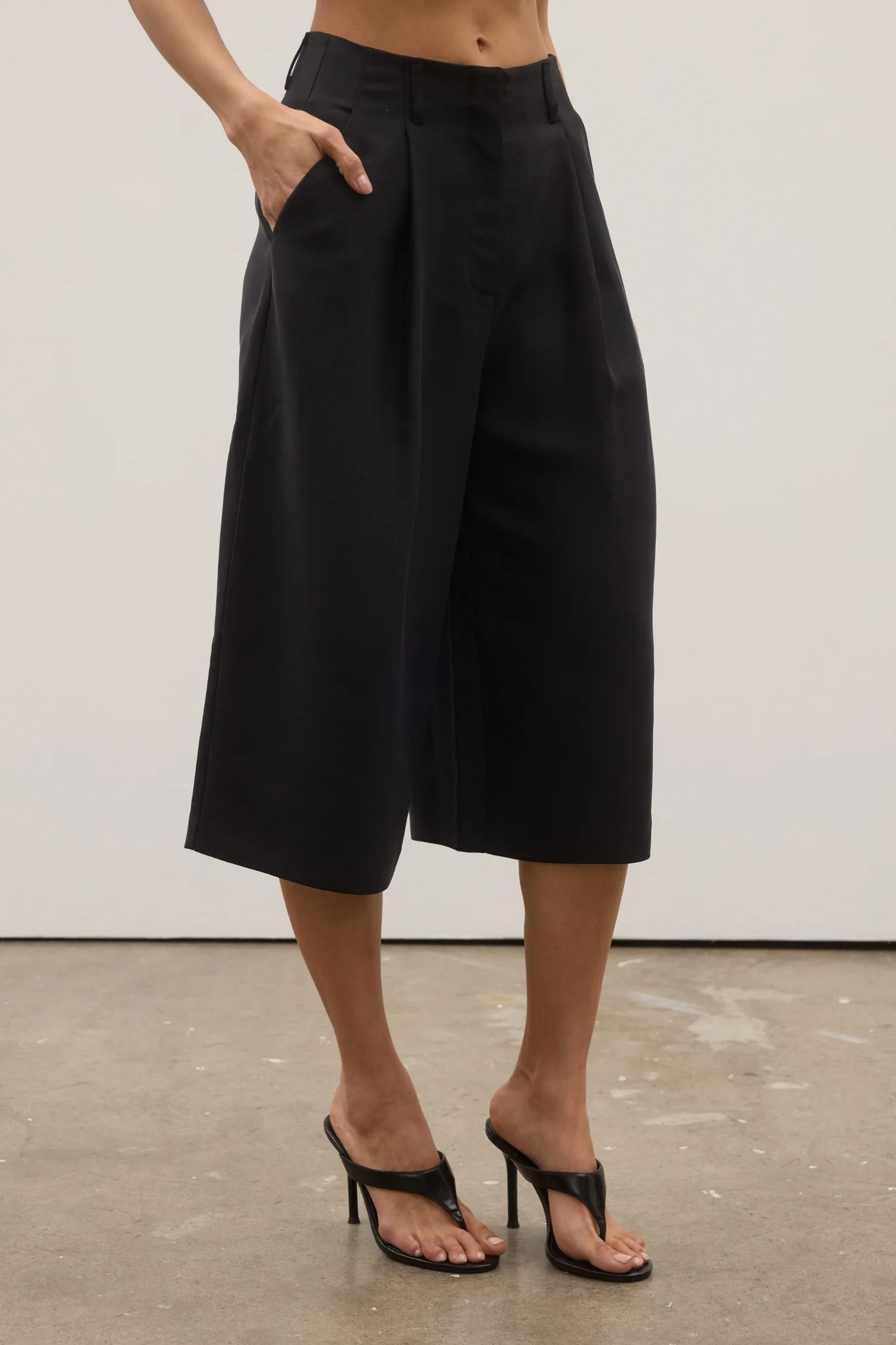ALEX SHORT - BLACK - Image 3